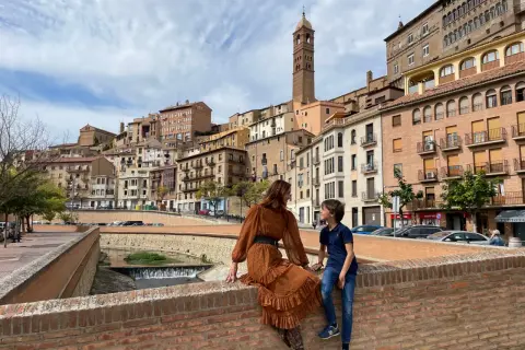 Madre e hijo disfrutan de las vistas de Tarazona, con su imponente torre mudéjar. ¡Mucho que ver en Tarazona!