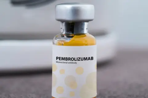 Eine Ampulle mit gelbem Inhalt, beschriftet mit "PEMBROLIZUMAB Monoclonal antibody". Dieses Medikament, Pembrolizumab 200 mg, wird in der Krebstherapie eingesetzt.