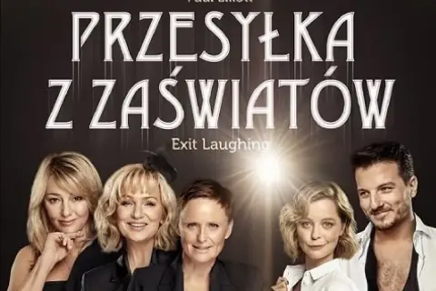 Pięć osób uśmiecha się do kamery. Nad nimi napis "Przesyłka z zaświatów".