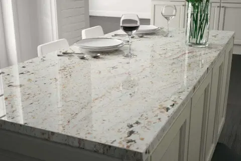 Encimera de cocina de granito pulido, lista para sellar y proteger. Perfecta para un hogar moderno.