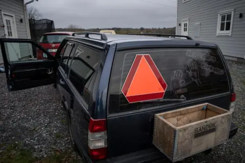 En EPA-traktor med en varningstriangel på bakrutan. Frågan "Do you want to play a game?" är klottrad på rutan.