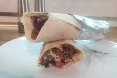 Dwa tortille z mięsem, warzywami i sosem – tak wygląda pyszny kebab.