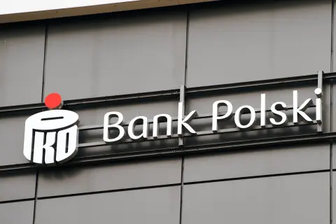Logo PKO Bank Polski. Księgowanie transakcji w banku PKO BP to prosta sprawa.