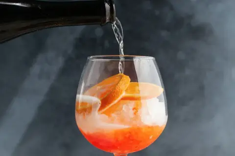 Orzeźwiający Aperol w szklance z lodem i pomarańczą. Idealny aperol przepis na lato.