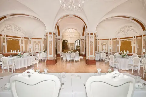 Gdzie zjeść w Mosznej? Restauracje i smaki blisko zamku