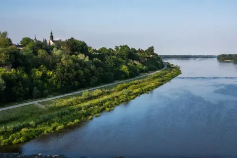 Wyspa z kościołem i zielenią nad rzeką, idealne miejsce na spacer. Wyszogród atrakcje czekają!