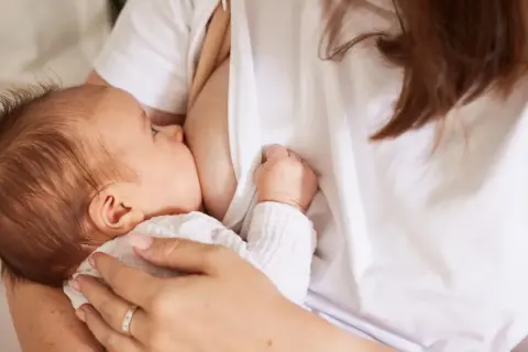 Karmienie piersią krok po kroku: Przystaw dziecko bez bólu!
