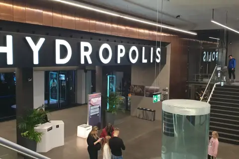 Besucher im Hydropolis Breslau, einem Zentrum für Wasserwissenschaften, bestaunen Ausstellungen.