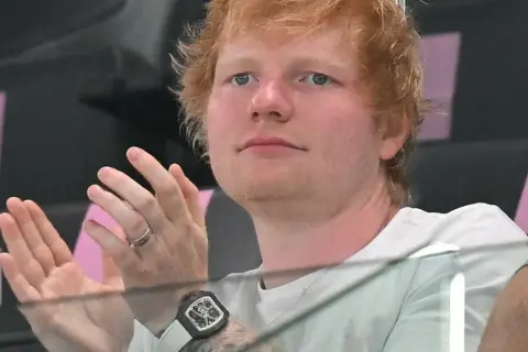 Z jakiego kraju pochodzi Ed Sheeran? Odkryj jego brytyjskie korzenie