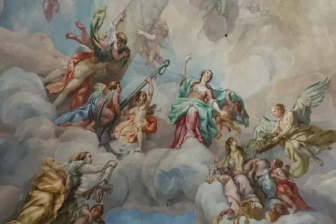 Deckenmalerei zeigt verschiedene Engel, welche welche engel gibt es? Putten, geflügelte Wesen und allegorische Figuren in Wolken.