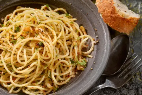 Spaghetti Aglio e Olio: Sekrety mistrzowskiego smaku i kremowego sosu
