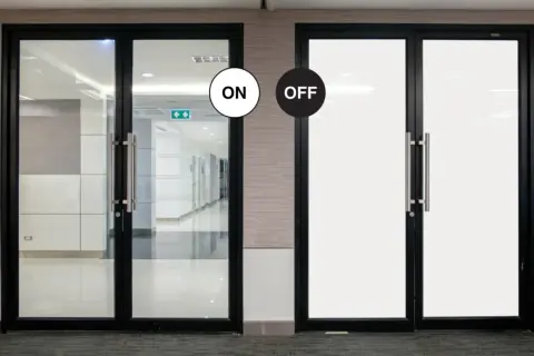 Puertas con cristal inteligente que cambia de transparente a opaco.
