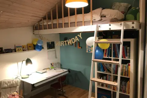 Ein **Hochbett mit Schreibtisch selber bauen** ist hier perfekt umgesetzt. Ein gemütliches Bett über einem Arbeitsplatz mit Bücherregal.