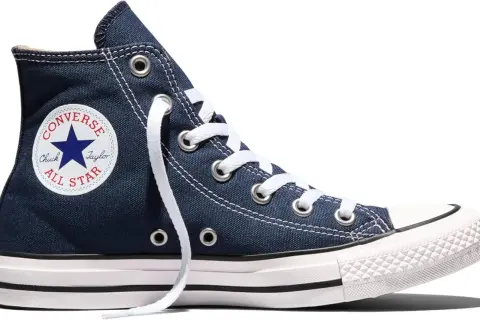 Scarpa alta blu Converse All Star con lacci bianchi. Perfetta per ogni occasione, scopri le taglie Converse per trovare il tuo modello ideale.