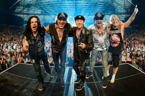 Die Scorpions, eine der bekanntesten Rockbands, jubeln vor einem begeisterten Publikum.