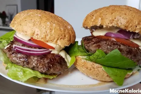 Burger z frytkami: Ile kalorii? Poznaj fakty i triki