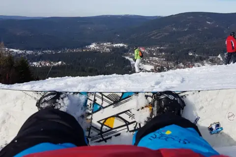Ile kosztuje snowboard? Przewodnik po cenach nowego i używanego sprzętu