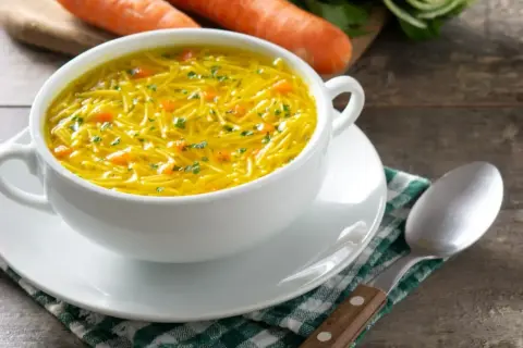 Aromaticzny rosół z makaronem i marchewką, idealny na chłodne dni. Odrobina octu do rosołu podkreśli jego smak.