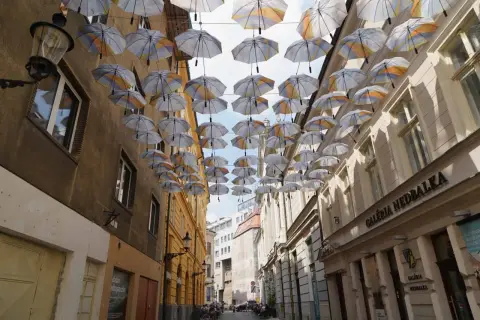 Bratislava: Hängende Regenschirme über einer Gasse mit Geschäften. Ein toller Anblick bei den vielen Dingen, die man in Bratislava unternehmen kann.