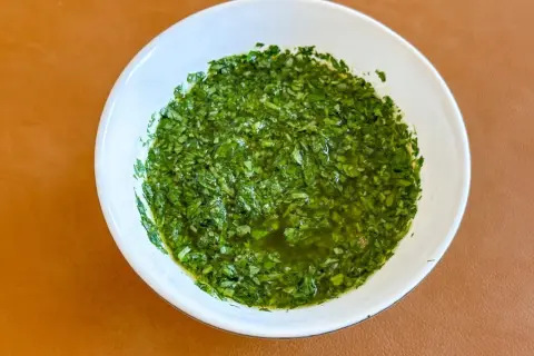 En skål med färsk, finhackad salsa verde, redo att förhöja vilken rätt som helst.