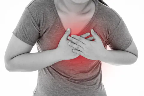 Dolore al petto e al torace, forse legato a reflusso e mal di schiena.