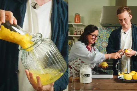 Två personer förbereder limoncello recept. En häller citronzest i en glasburk, medan den andra skalar citroner.