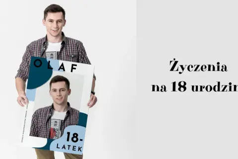 Olaf trzyma plakat z życzeniami na 18 urodziny. Uśmiechnięty chłopak prezentuje kartę z jego zdjęciem i napisem "18-latek".