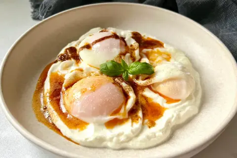 Jajka w koszulce na kremowym jogurcie z przyprawami. Idealne na śniadanie w stylu dieta niskowęglowodanowa przepisy.