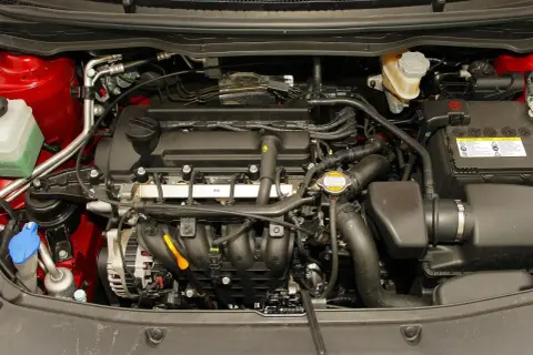 Silnik Hyundai i20 1.2 benzyna. Widoczny alternator, akumulator, płyny i przewody.