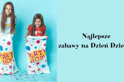 Dwie dziewczynki w workach szykują się do wyścigów. Najlepsze zabawy na Dzień Dziecka to skakanie w workach!
