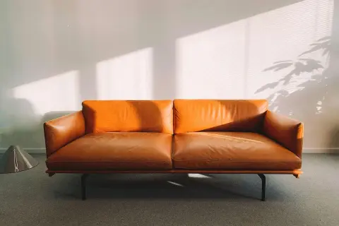 Elegancka, brązowa kanapa ze skóry naturalnej. Dowiedz się, jak czyścić skórę naturalną, by zachować jej piękno.