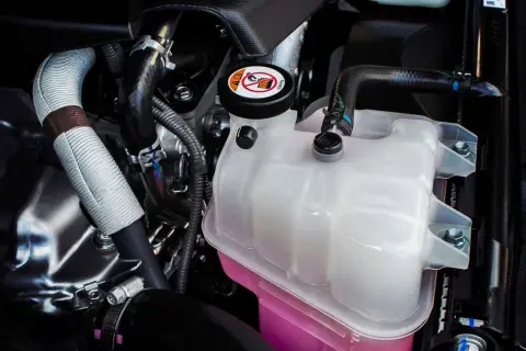 Zbiornik płynu chłodniczego w Astrze J. Niski poziom płynu może oznaczać problem.