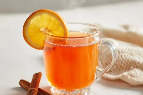 Warmer Aperol Spritz mit Zimt und Orange, perfekt für kalte Wintertage.