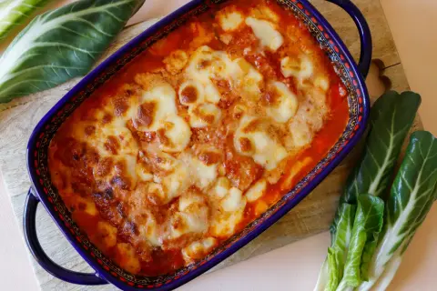 Piatto di coste alla piemontese gratinate al forno, con formaggio fuso e pomodoro. Un classico della cucina piemontese.