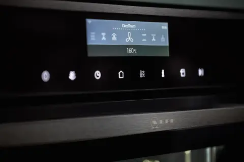 Nära bild på en ugnspanel med en digital display som visar "CircoTherm" och en fläktsymbol. Under displayen syns en varmluftsugn symbol inställd på 160°C.