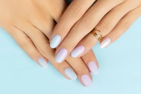 Zarte Hände mit Ombre-Nägeln in Pastelltönen. So einfach kannst du Ombre selber machen für einen sanften Farbverlauf.