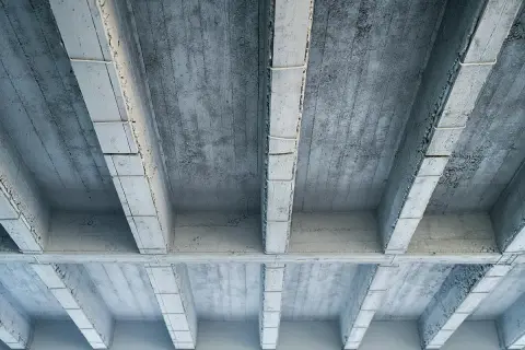 Betonowe belki stropowe, widok od spodu. Szukając, jaki strop najtańszy, warto rozważyć takie proste konstrukcje.