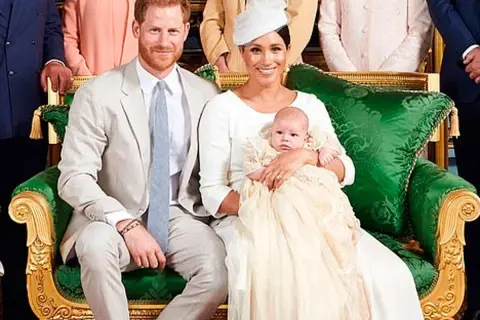 Meghan Markle y el Príncipe Harry posan con su bebé, uno de sus hijos, en un evento familiar.