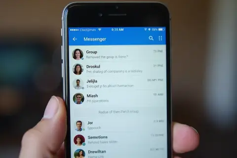 Jak usunąć grupę na Messengerze? Ekran telefonu z listą rozmów, w tym z grupą "Group".