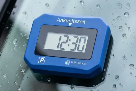 Digitale Parkscheibe zeigt 12:30 an. So muss eine Parkscheibe aussehen, um die Ankunftszeit korrekt anzuzeigen.