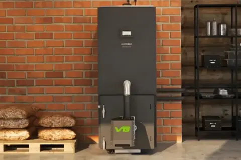 Nowoczesny piec na pellet z zielonym logo, obok palety z pelletem. Dofinansowanie do pieca węglowego może pomóc w zakupie ekologicznego ogrzewania.