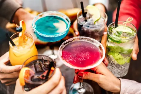 Kolorowe drinki, idealne na letnie wieczory. Znajdź inspirację na przepisy na proste drinki i ciesz się smakiem!