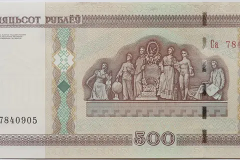 Białoruski rubel o nominale 500. Na banknocie widnieje grupa postaci symbolizujących różne dziedziny życia, a także numer seryjny Ca 7840905.