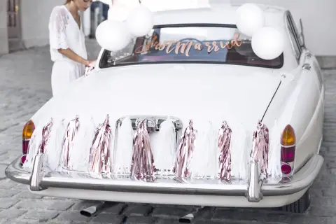 Jak udekorować auto na ślub? Trendy, koszty, DIY i błędy do uniknięcia