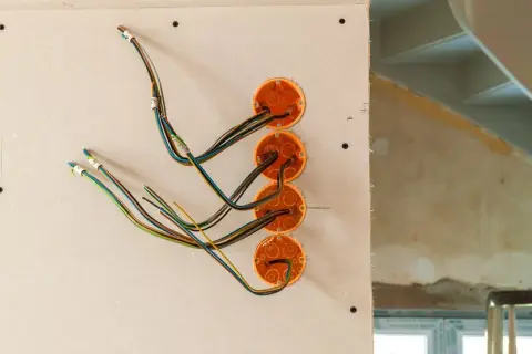 Ile za elektrykę w domu? Poznaj ukryte koszty instalacji elektrycznej