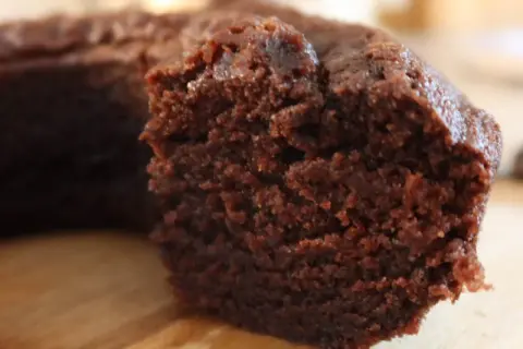 En närbild på en bit av sega chokladkakor, med en mjuk och saftig insida.