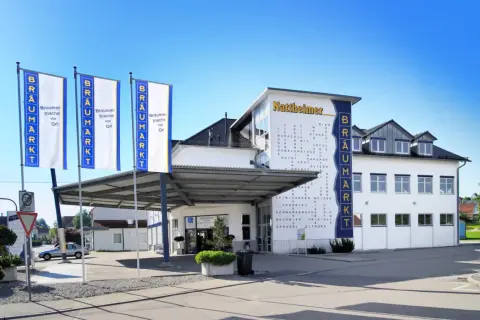 Das Gebäude der Nattheimer Brauerei mit seinen Fahnen und der Produktliste.