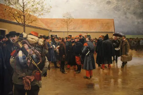 Un soldat français de 1870, chargé d'instruments de musique, attend avec d'autres militaires et civils dans une cour boueuse.