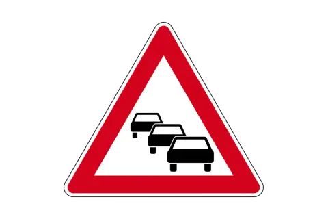 Achtung, Stau! Dieses **Autobahn Schild** warnt vor dichtem Verkehr und möglichen Verzögerungen auf der Strecke.