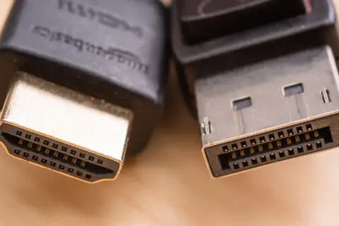Zbliżenie na wtyczki HDMI i DisplayPort, pokazujące różnice w ich budowie.